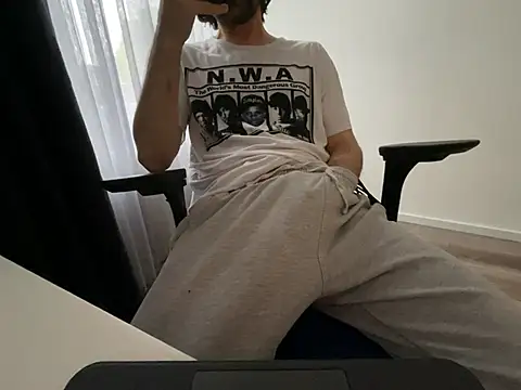 Frankieyyy1 online show from May 17, 4:42 am