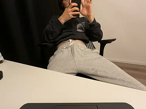 Frankieyyy1 online show from May 15, 12:52 am