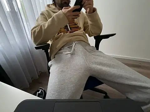 Frankieyyy1 online show from May 3, 5:32 am