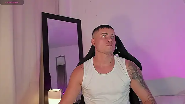 connorsmiith online show from May 16, 1:36 am