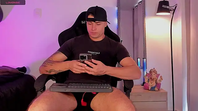 connorsmiith online show from June 13, 12:36 pm