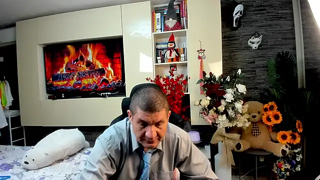 SpartacusDaddy48 online show from May 11, 6:49 pm