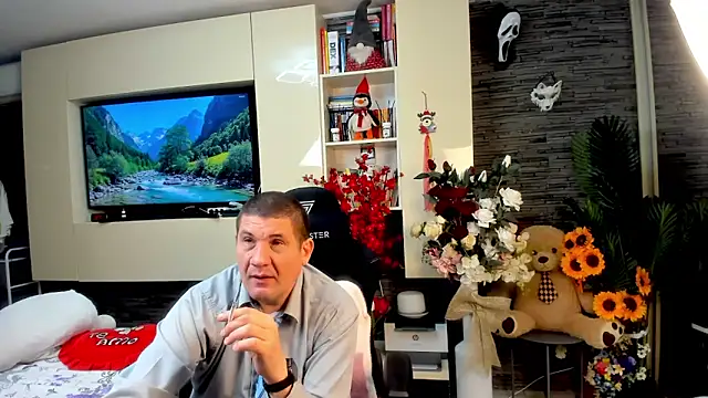 SpartacusDaddy48 online show from May 17, 7:54 pm