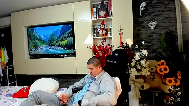 SpartacusDaddy48 online show from May 15, 9:34 pm