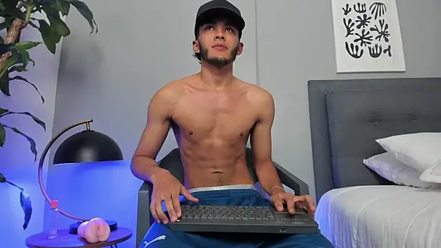 Tylerffoxx online show from July 22, 12:13 am