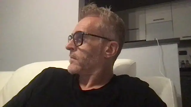 Axl hot online show from May 7, 8:09 pm
