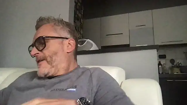 Axl hot online show from May 16, 11:41 am