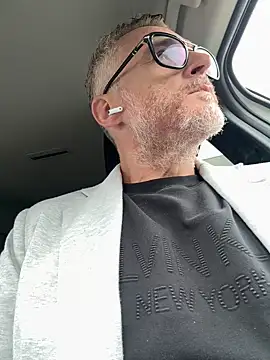 Axl hot online show from May 4, 10:28 am