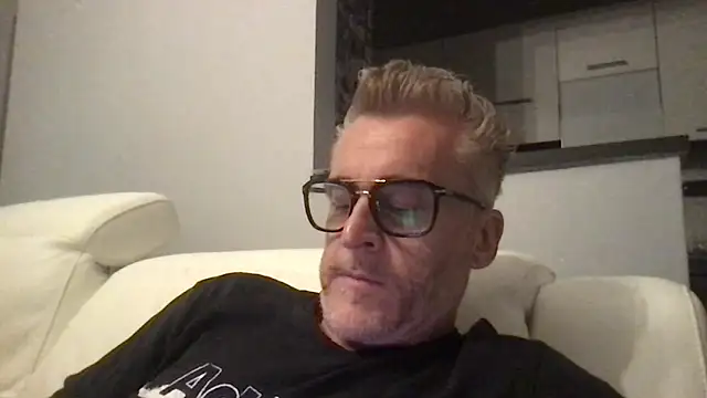 Axl hot online show from May 20, 7:53 pm