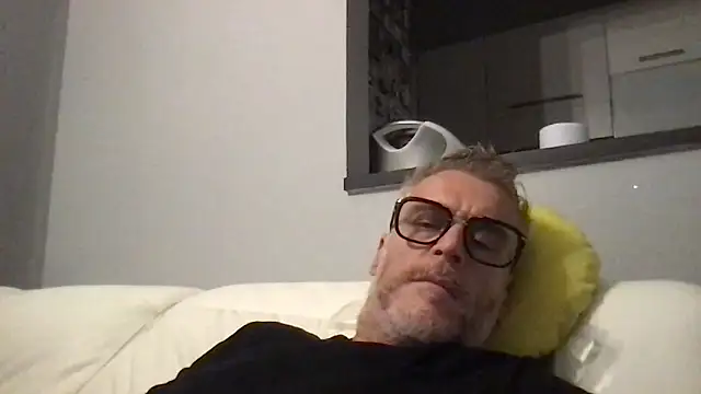 Axl hot online show from May 2, 12:02 am