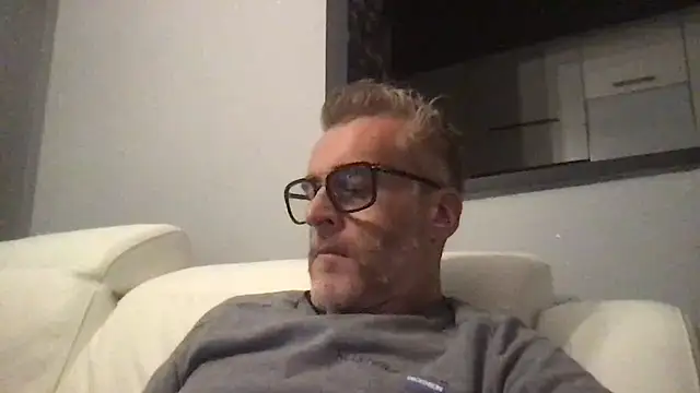 Axl hot online show from May 15, 9:34 pm