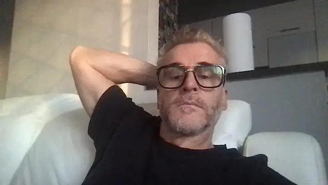Axl hot online show from May 12, 8:39 pm