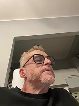 Axl hot online show from May 8, 8:20 pm