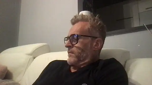 Axl hot online show from May 14, 8:51 pm