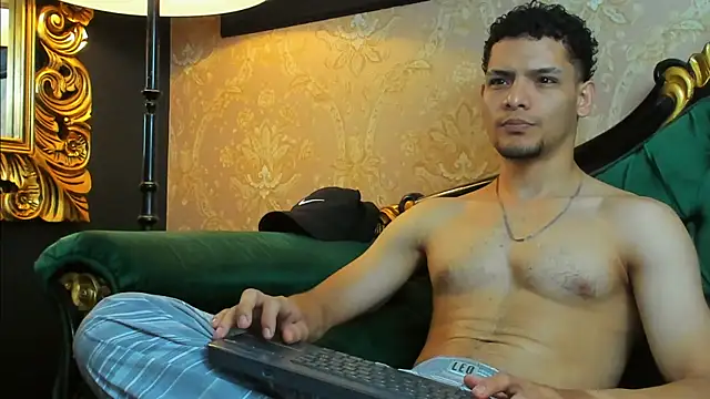 AlessandroKiing online show from July 18, 2:18 am
