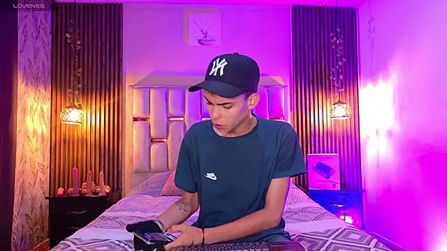 Room 69x online show from May 4, 11:56 am