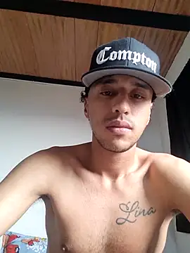 Santi2323xxX online show from May 6, 9:37 pm