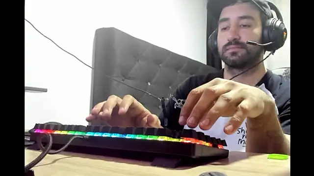 coolfriki online show from May 4, 1:40 am