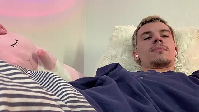 Jeremy1Scott online show from August 6, 9:26 am