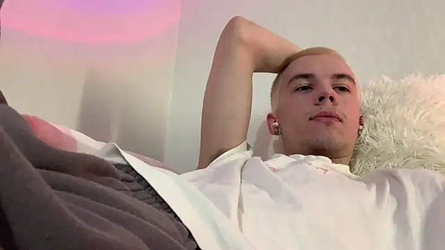 Jeremy1Scott online show from August 9, 7:58 am