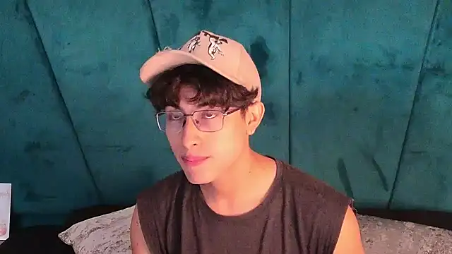 Aaron Eze online show from May 6, 1:33 pm
