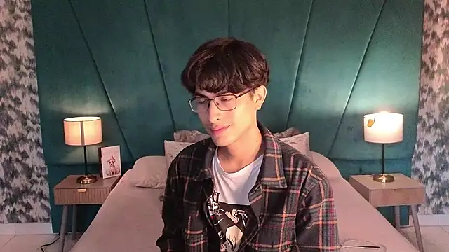 Aaron Eze online show from May 15, 12:57 pm