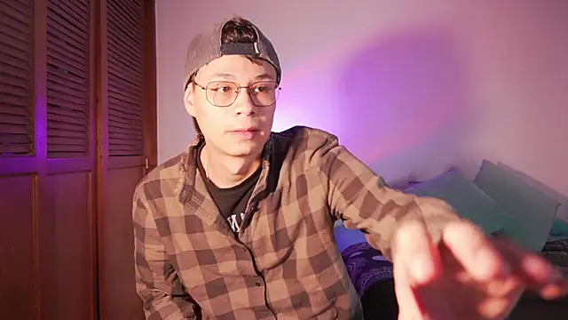 estmonnn online show from May 13, 1:03 am