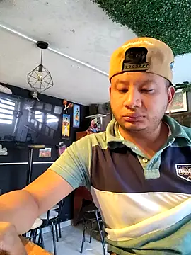themorenofit08 online show from May 4, 9:49 pm