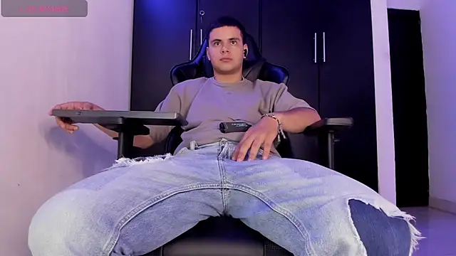Liam Mateo online show from April 29, 2:38 am