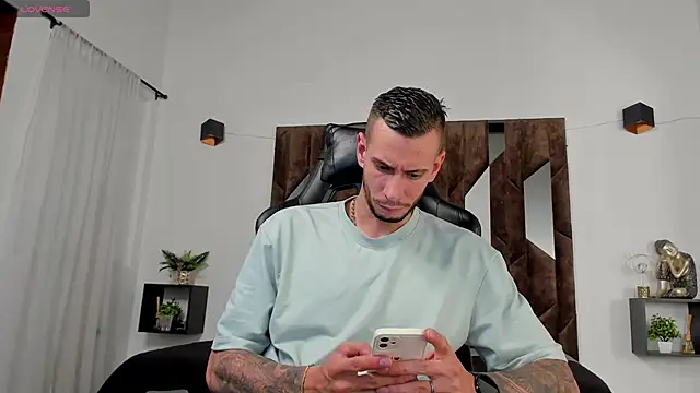 J king   online show from April 29, 9:32 pm