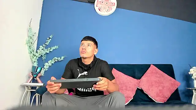 MagnusKnight  online show from February 20, 1:35 pm