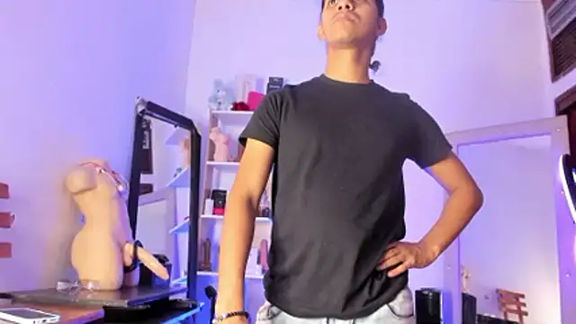 Victor LatinBoy online show from May 10, 11:39 pm