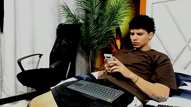 Tobias Vega online show from April 27, 11:43 pm