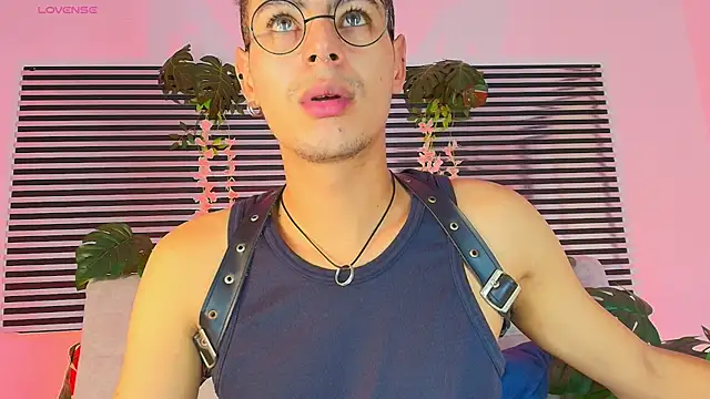 ThiiagoSaeenz online show from June 16, 2:14 am