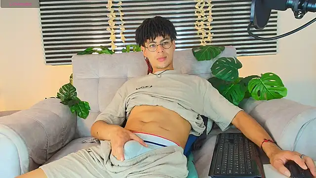 ThiiagoSaeenz online show from June 18, 8:14 pm