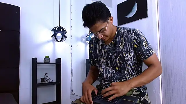MaxWyatt  online show from June 24, 7:28 pm