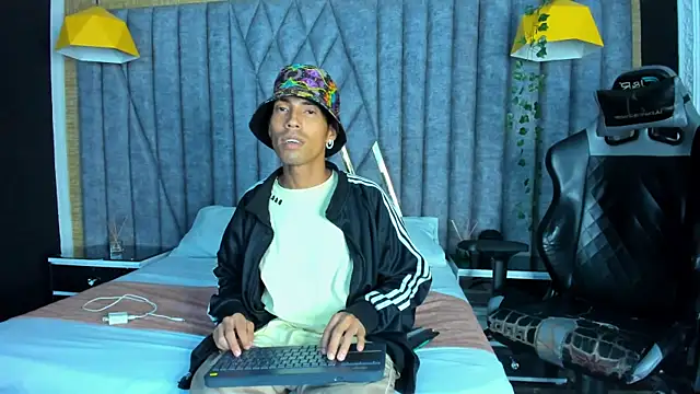NoaahTylor online show from May 12, 3:37 am