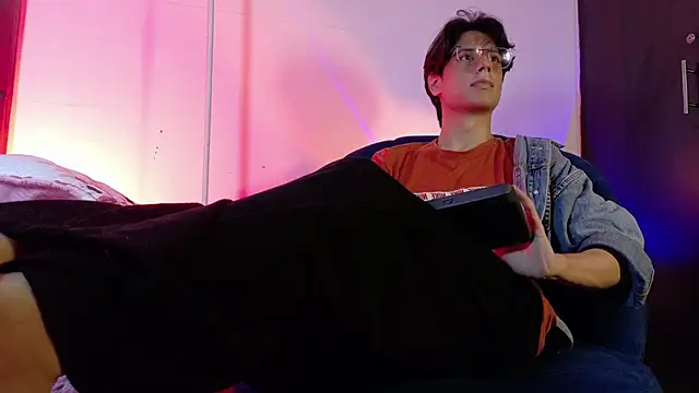 lui x dust online show from June 9, 3:19 am