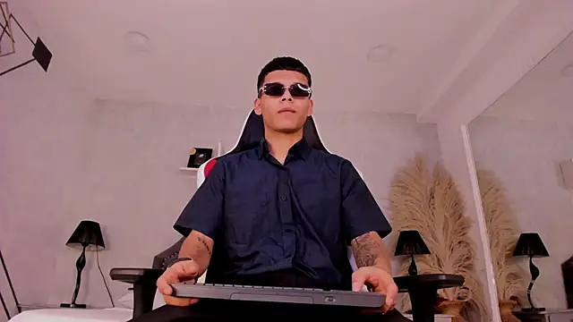 DylanRoyce  online show from June 8, 1:23 pm