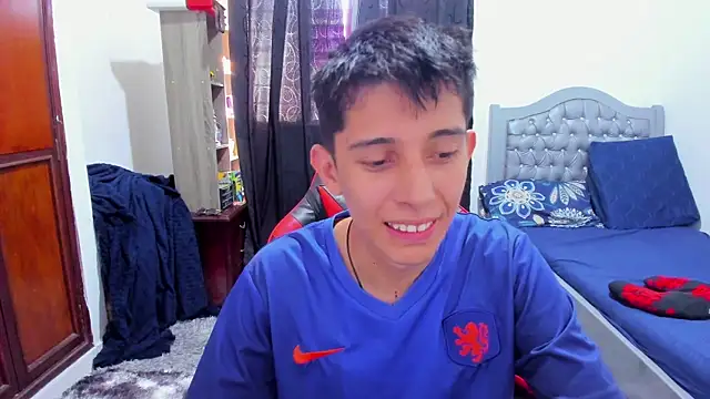 gomitaboy1 online show from May 15, 7:33 pm