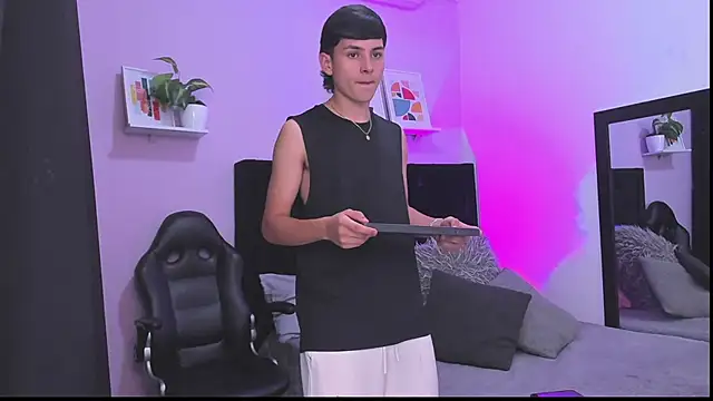 Andrew restrepoo online show from July 22, 11:30 pm