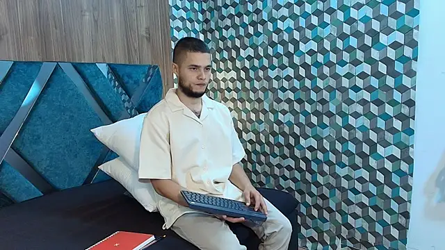 Joaho Fernandez online show from August 8, 9:00 pm