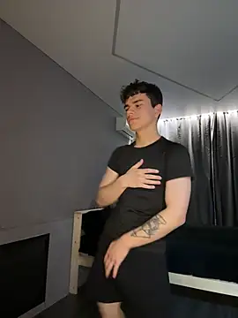 MaxWoolf online show from April 28, 3:17 pm