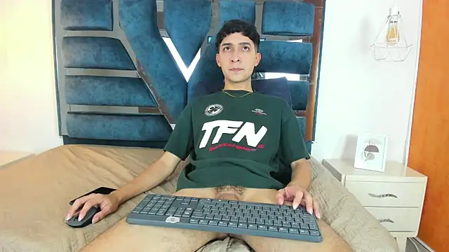 Alantaylorr  online show from May 29, 3:44 pm