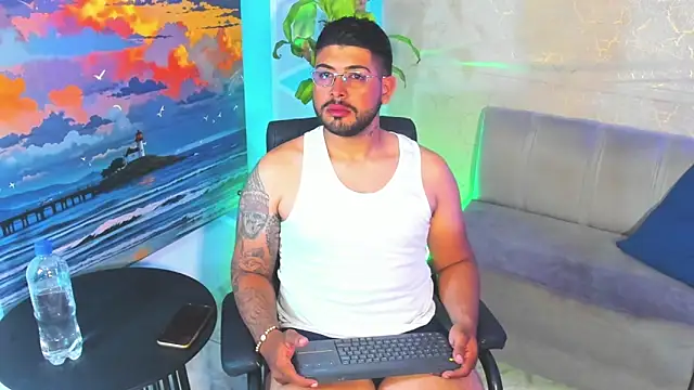 Im Axiel online show from May 1, 12:15 am