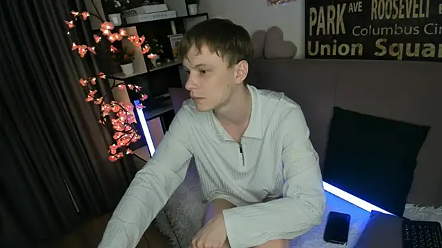TwinkWhite online show from June 5, 9:20 pm