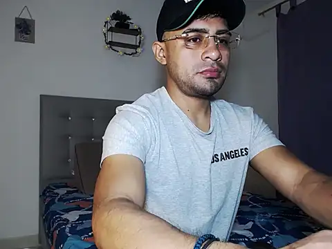 zeussexyhot online show from May 18, 5:02 am