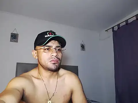 zeussexyhot online show from May 19, 5:02 am
