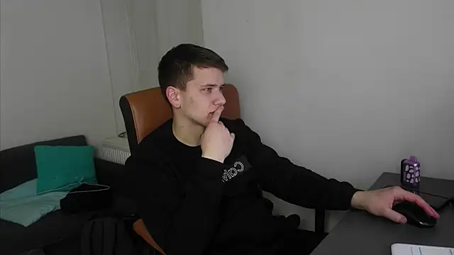 Zack Gillian online show from May 3, 7:27 pm