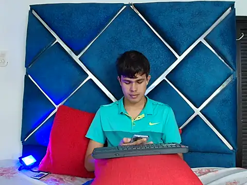 EdwinBoys online show from May 1, 1:46 pm